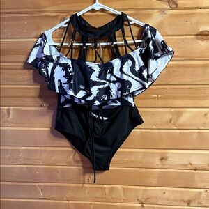 Black and White Women's Off-Shoulder bikini